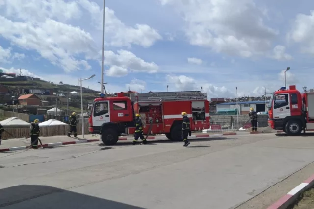 UBH барилгын хогийн цэгт гал гарч "Приус-20" автомашин шатлаа