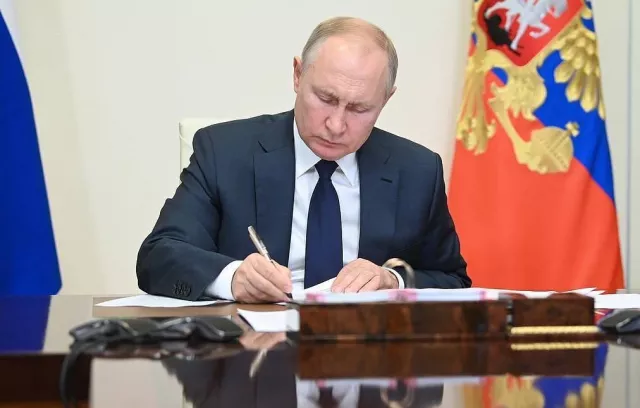 Путин хилийн чанадад байгаа Зөвлөлтийн болон Оросын эзэнт гүрний өмчийг буцааж авах зарлиг гаргажээ