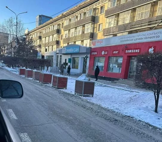 Автомашинаа давхардуулж тавьж, түгжрэлийн 25-30 хувийг эзэлдэг учраас хаажээ