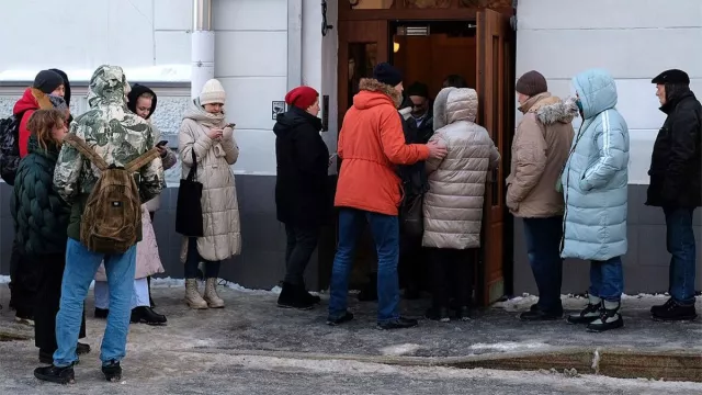 Оросууд сөрөг хүчний нэр дэвшигч Борис Надеждинийг дэмжихээр урт дараалалд зогсож байна