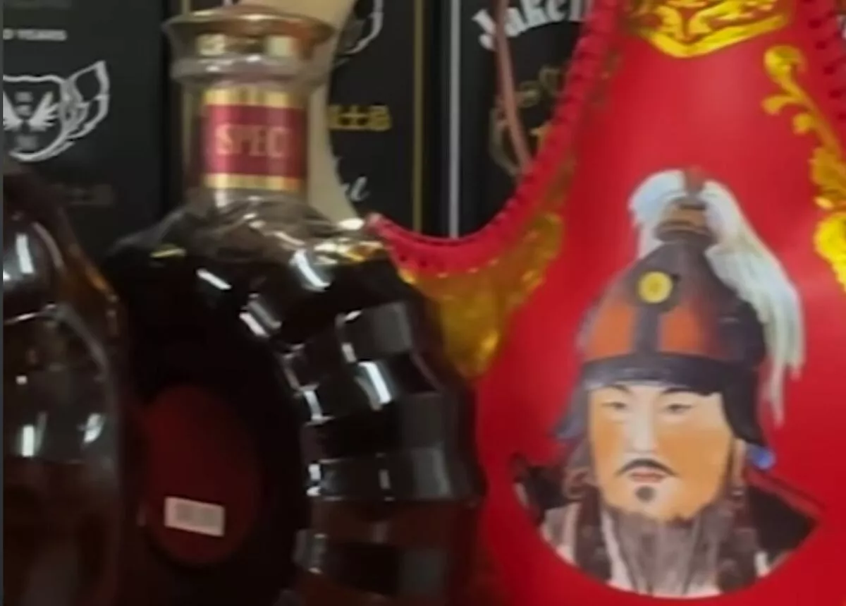 “Эрээнээс гоё ганган хайрцагтай хуурамч архи, вискиг бэлэглэх зорилгоор авч байгаа нь бусдад эрсдэл учруулах аюултай“
