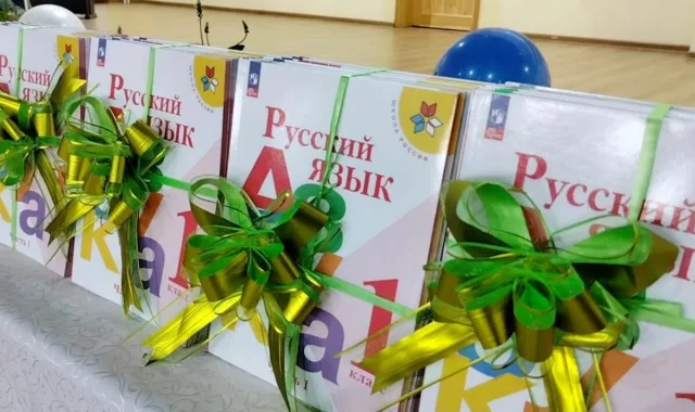 162 дугаар сургуулийн бага ангийн сурагчдад ОХУ-ын боловсролын яамнаас сурах бичиг ирүүлснийг хүлээлгэн өгчээ