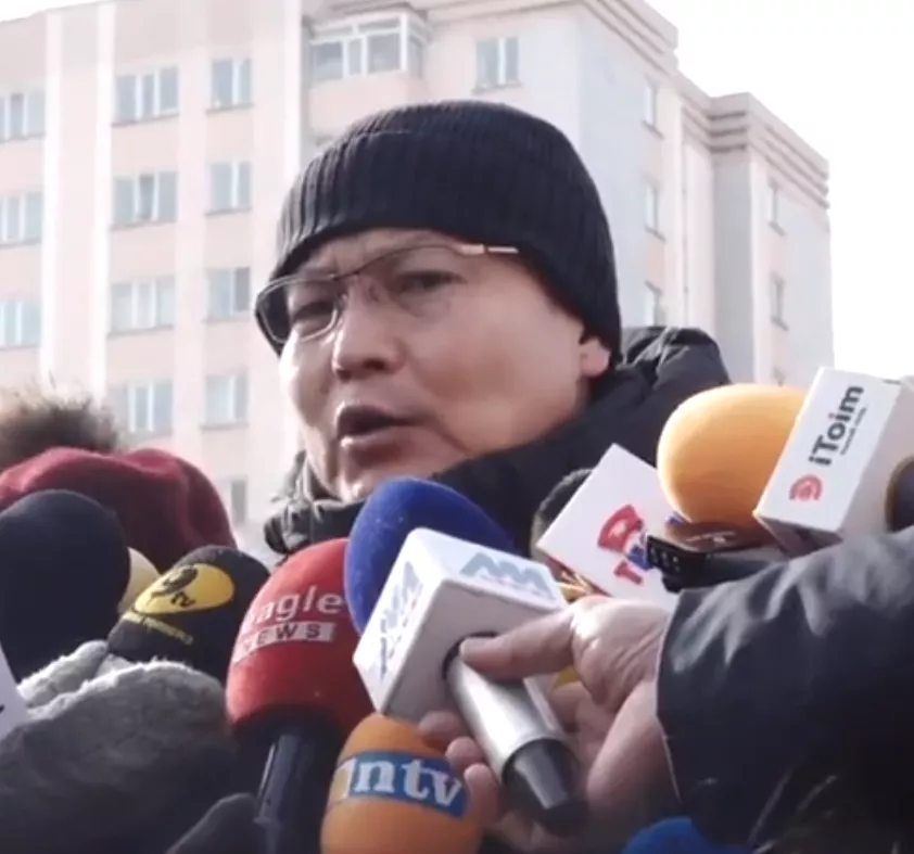 Х.Нямбаатар: Сэлбэ голын мөсийг зөөж, Сонсголонгийн гүүрний баруун талд буулгаж байна