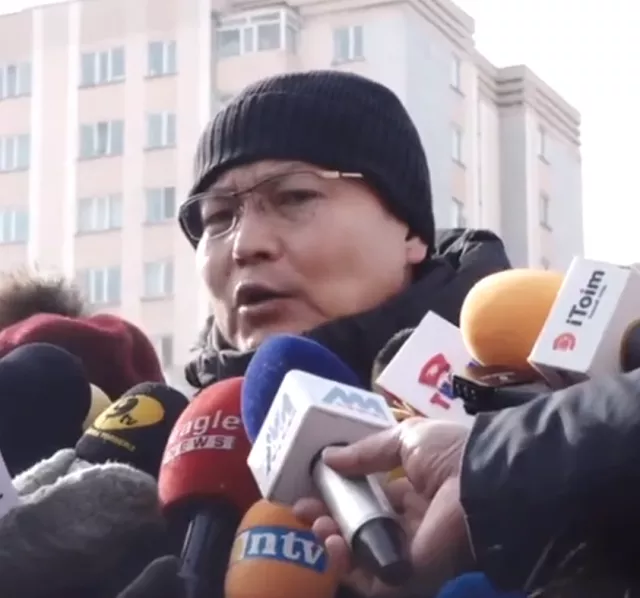 Х.Нямбаатар: Сэлбэ голын мөсийг зөөж, Сонсголонгийн гүүрний баруун талд буулгаж байна