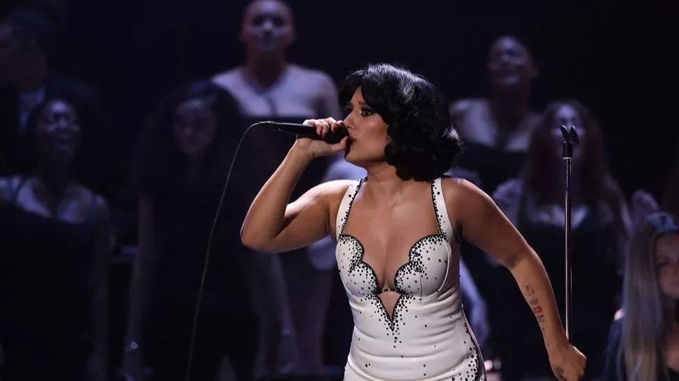 “BRIT AWARDS”-ийн тод өнгө дуучин RAYE