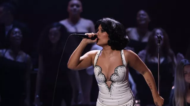 “BRIT AWARDS”-ийн тод өнгө дуучин RAYE