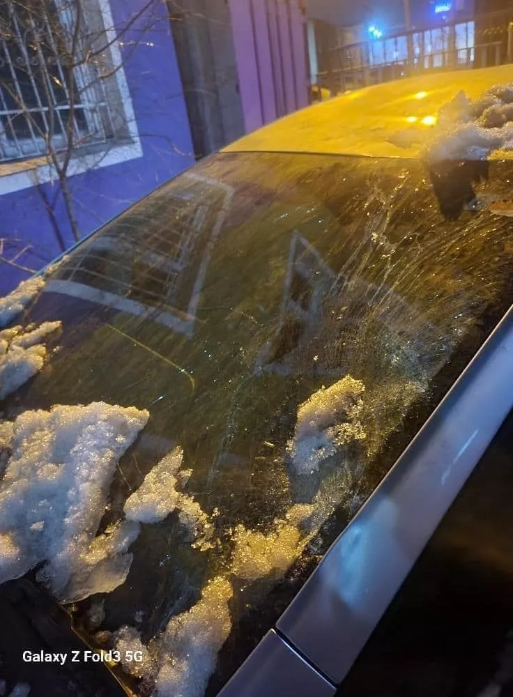Байшингийн дээврийн мөснөөс холуур явах, доор нь автомашинаа байрлуулахгүй байхыг анхаарууллаа