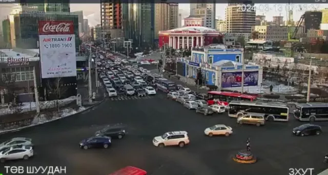 ӨӨРЧЛӨЛТ: 07:20 цагийн орчимд Төв шуудангийн уулзварт түгжрэл үүсэв