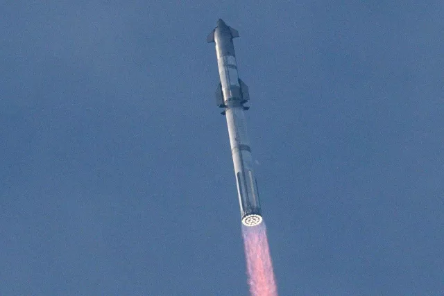 SpaceX компанийн зохион бүтээсэн аварга пуужин гурав дахь туршилтаараа хамгийн урт зам туулав