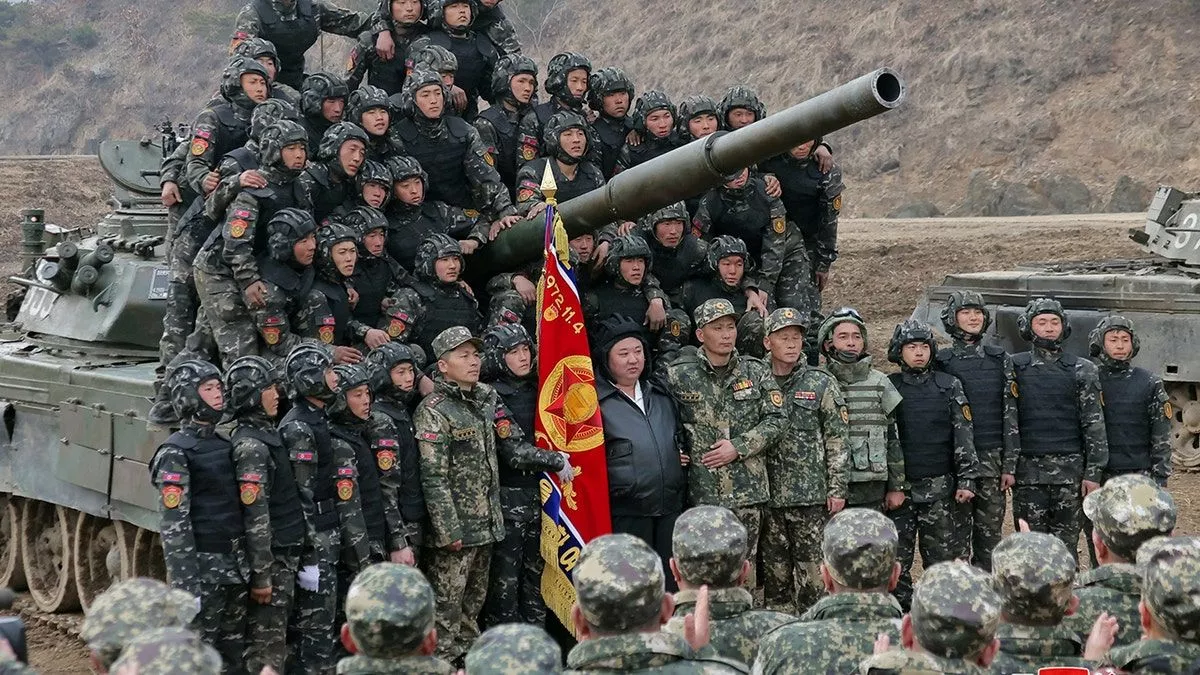 Умард Солонгосын Ким Жон Ун шинэ байлдааны танкаа өөрөө жолоодож шалгажээ