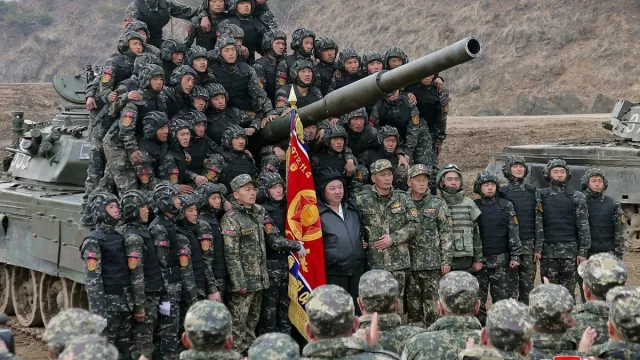 Умард Солонгосын Ким Жон Ун шинэ байлдааны танкаа өөрөө жолоодож шалгажээ
