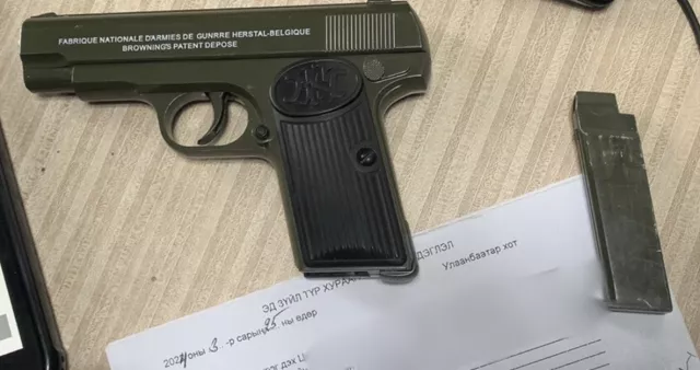 Үрлэн сумтай, тоглоомон буугаар бусдыг айлган сүрдүүлж, танхайрчээ