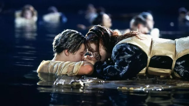 “Titanic” киноны гол дүрийн эмэгтэйг аварсан “хаалга“ $718,750-аар зарагджээ