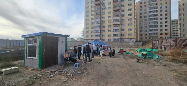 Олны танил жүжигчдийн сурталчилсан байранд захиалга өгч хохирсон иргэд өлсгөлөн зарлаад долоо хонож байна