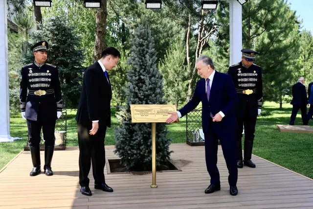 Ерөнхийлөгч У.Хүрэлсүх, Бүгд Найрамдах Узбекистан Улсын Ерөнхийлөгч Ш.Мирзиёев нар дурсгалын мод тарилаа