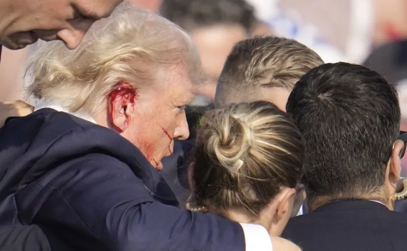 Дональд Трамп зэвсэгт халдлагад өртжээ