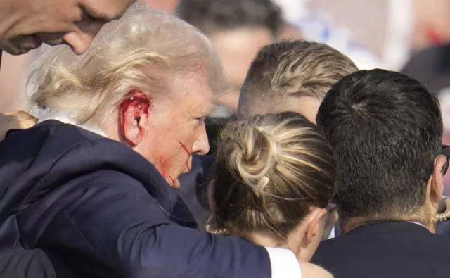 Дональд Трамп зэвсэгт халдлагад өртжээ