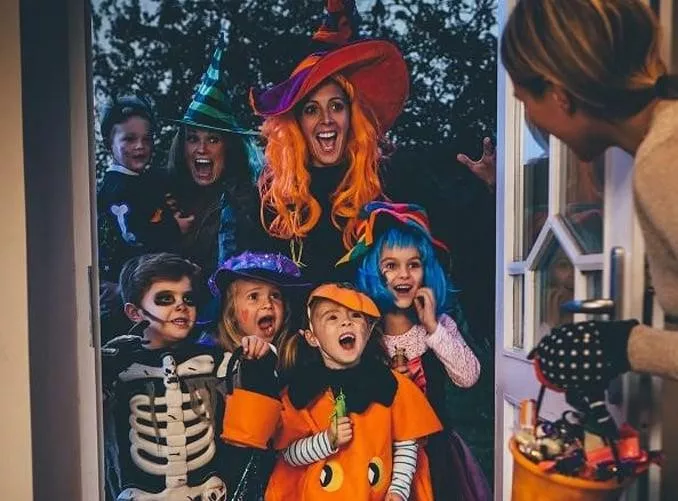 Halloween-аар хаалга тогших хүүхдүүдийн урмыг бодож атга чихэр өгөөрэй