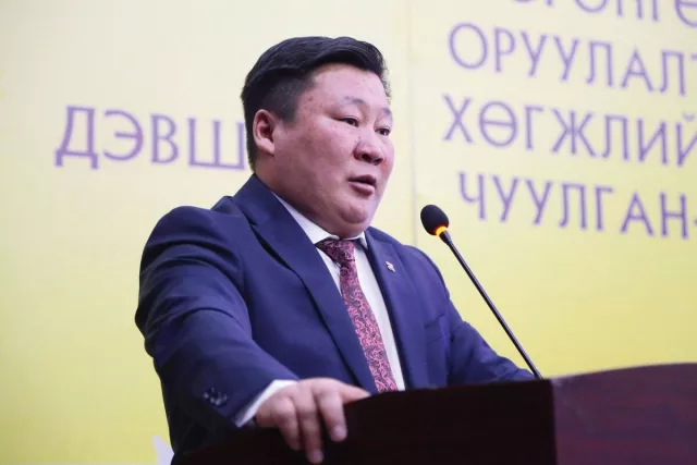 “...Том төслийн дайсан” гээд байсан Б.Дүгэржавыг “Тавантолгой төмөр зам” компанийн захирлаар томилчихжээ