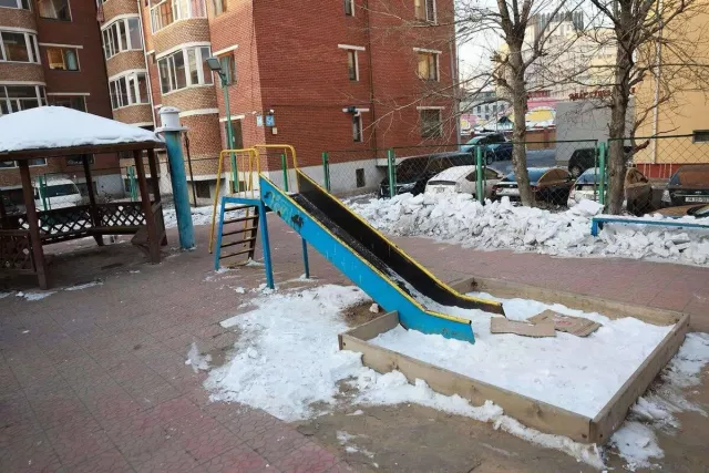 380 жилийн түүхтэй хотод охид тоглох талбайгүй