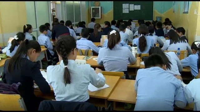 Монголд сургууль хүрэлцээгүй, Солонгост сургуулиуд хүүхэдгүй болж хаагдаж байна