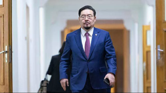 Намын байранд дангаараа Засгийн газар байгуулахаар ярьж байсан ч УИХ-д Их эвслийн Засгийн газрыг танилцуулав