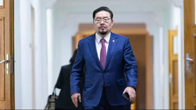 Намын байранд дангаараа Засгийн газар байгуулахаар ярьж байсан ч УИХ-д Их эвслийн Засгийн газрыг танилцуулав