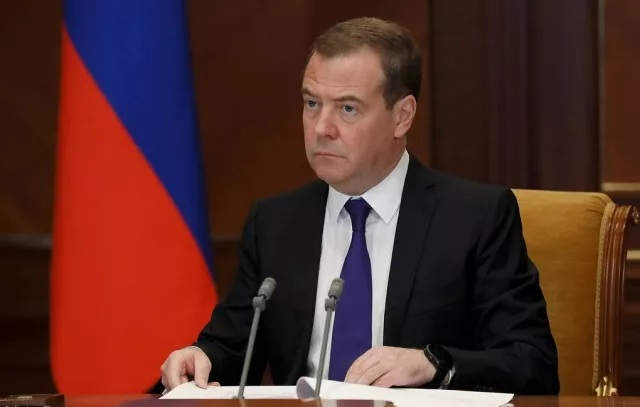 Медведев АНУ-ын шумбагч онгоцыг “харанхуй өрөөнд байгаа хар муур“ гэв