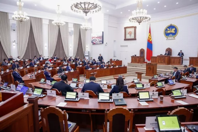 Парламентын засаглалаас татгалзах эсэхийг ард түмний санал асуулгаар шийдэх үү?