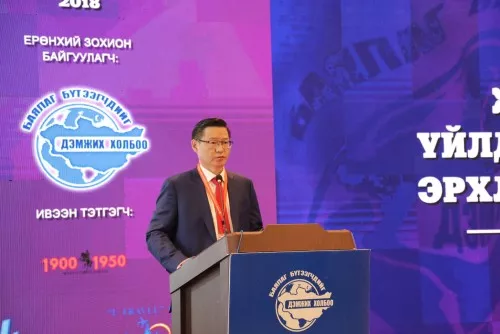 Ч.Даваабаяр: Арилжааны банкууд төрөөр 500 тэрбум төгрөгийн асуудлаа шийдүүлээд байхад хөдөлмөрийн насны хүн амын 86 хувь нь ажилладаг ЖДҮ салбар хуулиа ч батлуулж чадахгүй явна.