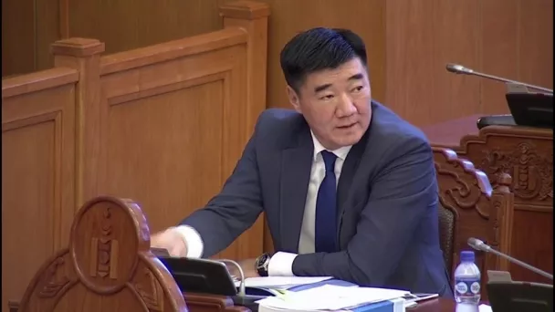 "Ерөнхийлөгч нь УИХ-тай зөрчилддөг, УИХ нь Засгийн газартай толхилцдог, Засгийн газар нь шүүхтэй эрх мэдлээ булаацалддаг болчихсон байна"