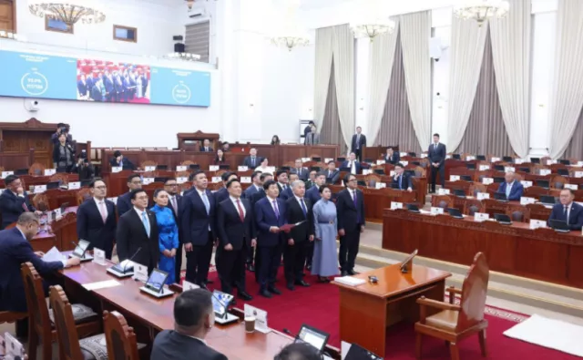 Сандал суудлаа хувиарлаж дууслаа, ажилдаа марш!