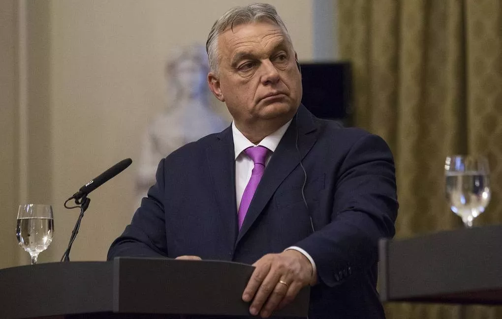 Орбан “тэсрэх бөмбөг” гэж нохойтож эхэллээ