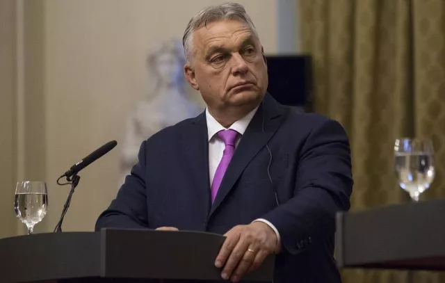 Орбан “тэсрэх бөмбөг” гэж нохойтож эхэллээ