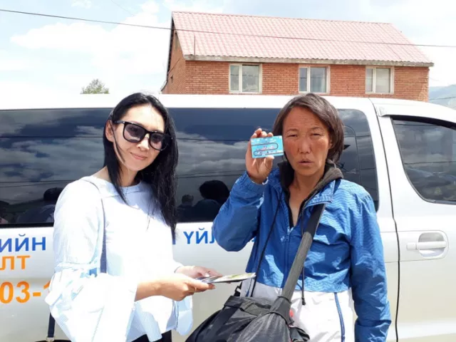 "Зөвхөн картаар үйлчлүүлье" аяны хүрээнд иргэдэд карт бэлэглэлээ