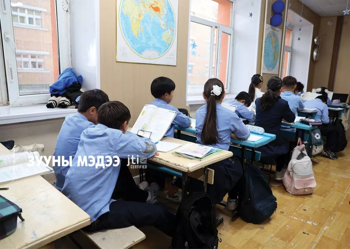 Арван жил цаасан дээр л хэрэгжсэн сурагчийн ширээ, сандлын стандартад хяналт тавья