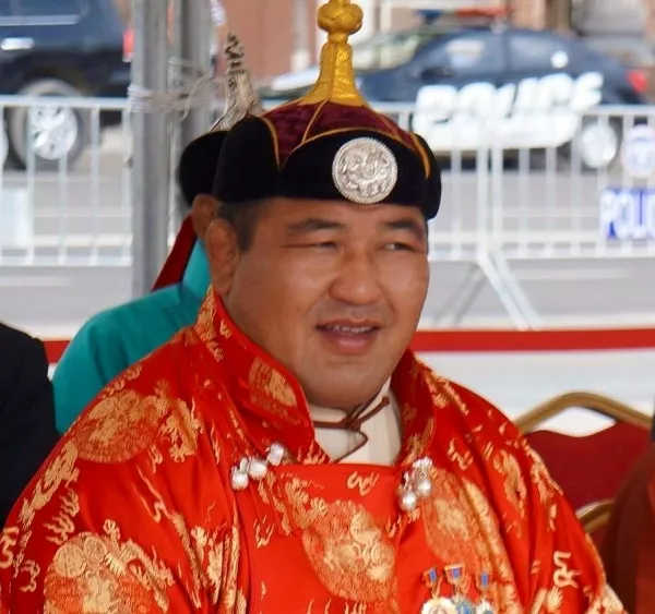 Ч.Санжаадамбад хоёр өрөө байр бэлэглэжээ