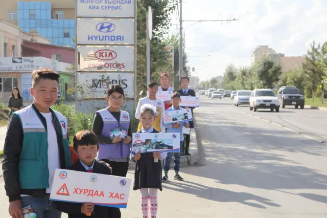Замын хөдөлгөөнд дүрмийн дагуу оролцож буй жолооч нарыг урамшуулав