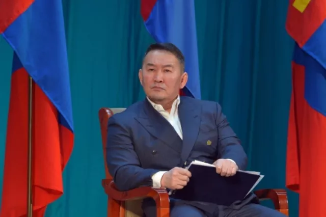 	 		 Ерөнхийлөгчөө, Тамгын Газарт тань амьдрал мэдэхгүй залуу охид байгааг өөрчилнө үү!
