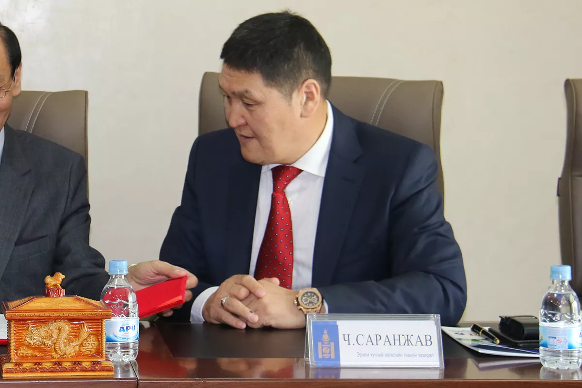 ЭХХТ-ийн захирал Ч.Саранжав сайдыгаа "АР ХУДАРГА"-дав