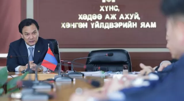ХХААХҮ-ИЙН САЙД Б.БАТЗОРИГ САЛБАРЫНХАНДАА ҮҮРЭГ ӨГЛӨӨ