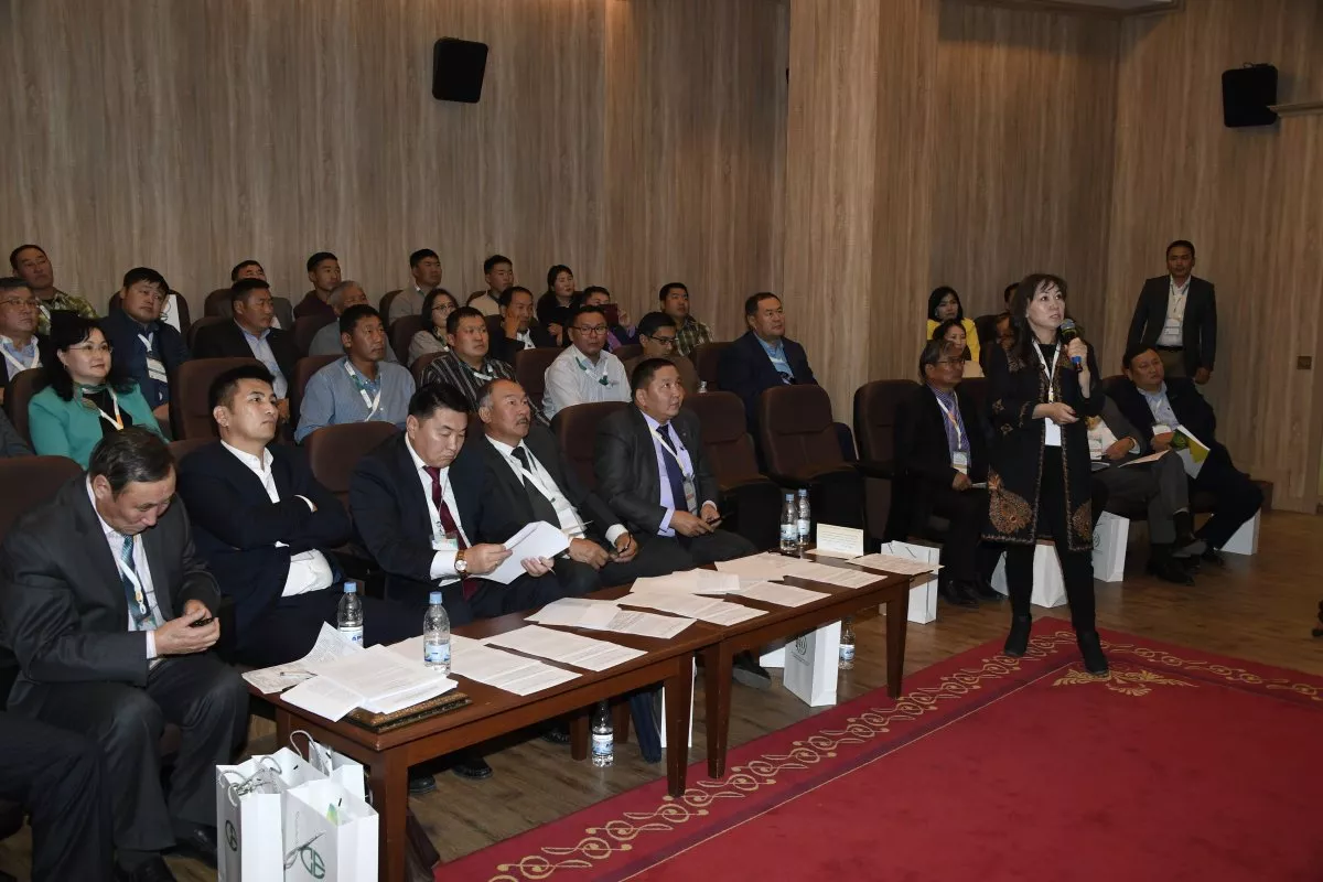 Эрдэнэтийн овооны дэргэд Эрдмийн овоо сүндэрлэсэн