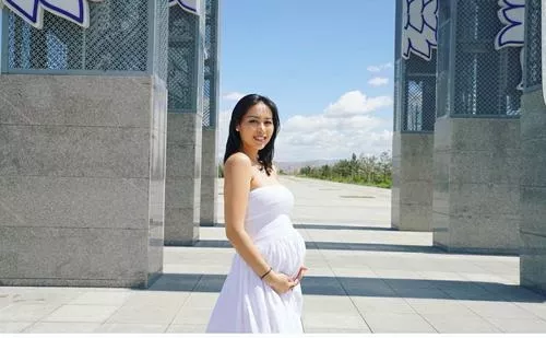 Топ модель Д.Пүрэвсүрэн одонгийн охиноо өлгийдөн авчээ