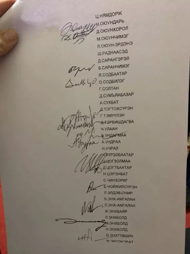 Танилц: Засгийн газрыг огцруулахад хэн, хэн гарын үсэг зурав