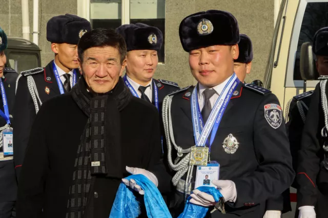 ШИЛДЭГ ХЭСГИЙН ТӨЛӨӨЛӨГЧ О.МӨНХТУЛГАД АВТОМАШИН ГАРДУУЛАВ