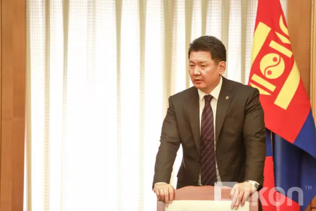 У.Хүрэлсүхийн фанатууд “Ирээдүйн Ерөнхийлөгч”-ийн төлөө хундага өргөж байна