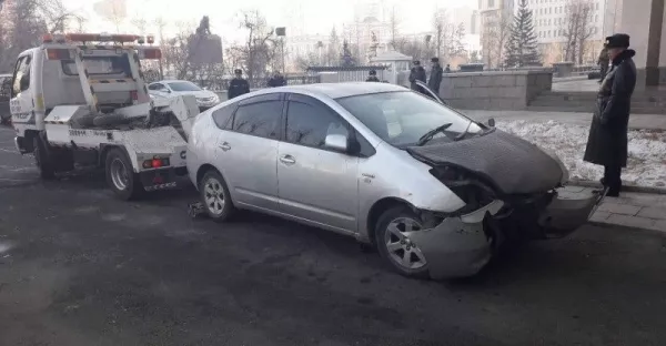 Согтуу  жолооч Төрийн ордны хашааг мөргөжээ