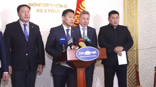 	 "М.Энхболд маргаашийн дотор огцрохгүй бол чирч гаргана"