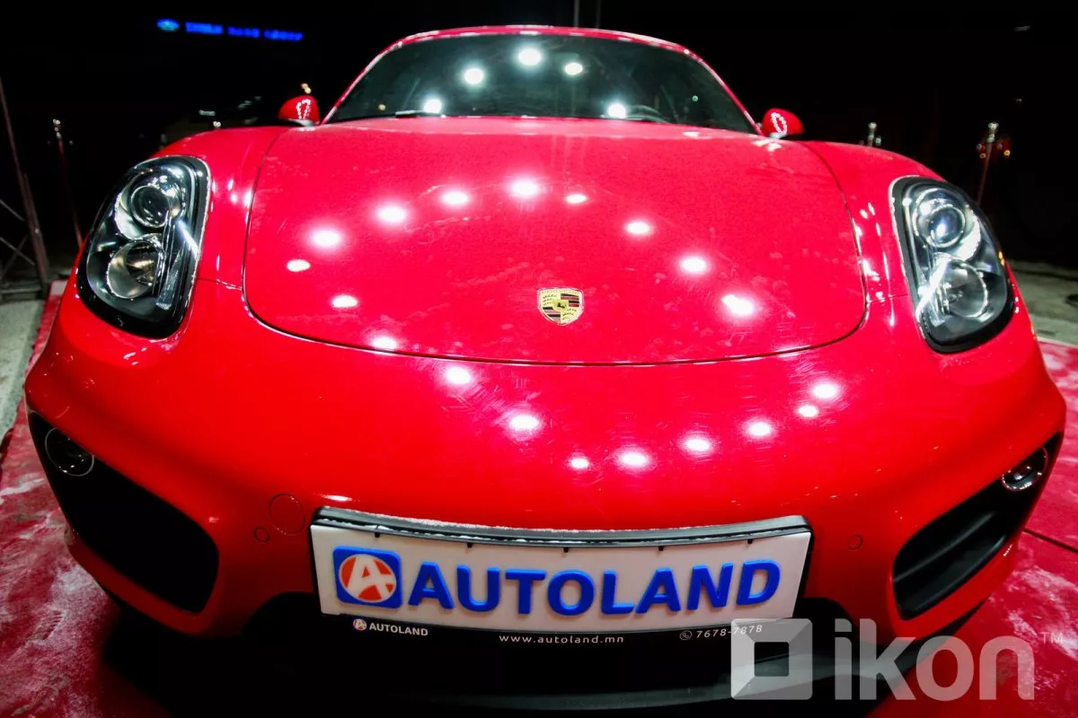 Голомт банкны "Од ажилтан" Porsche загварын автомашинаа гардан авлаа