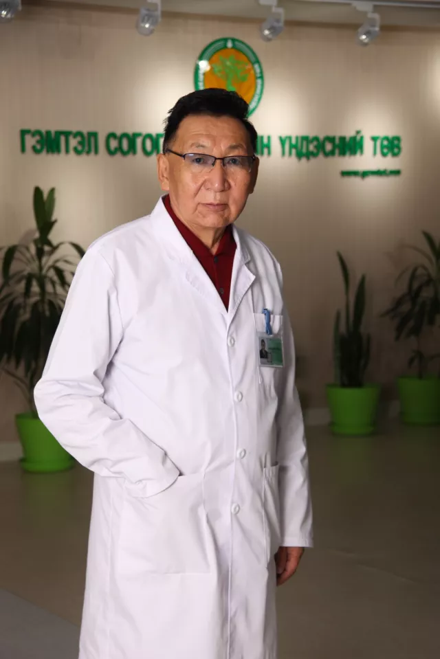 ГССҮТөвийн клиникийн ерөнхий зөвлөх эмч, Анагаахын ШУ-ныдоктор (Sc.D), профессор, Хүний гавьяат эмч РҮВЖИРИЙН ШАГДАРСҮРЭН Шинжлэх Ухааны Академич цол хүртлээ